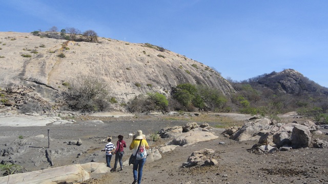 Lagoa de São Vitor seca em 2014 (Foto: Nívia Dias / Univasf)
